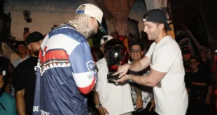 Mayer Mizrachi entregando la Llave de la Ciudad de Panamá al artista Farruko