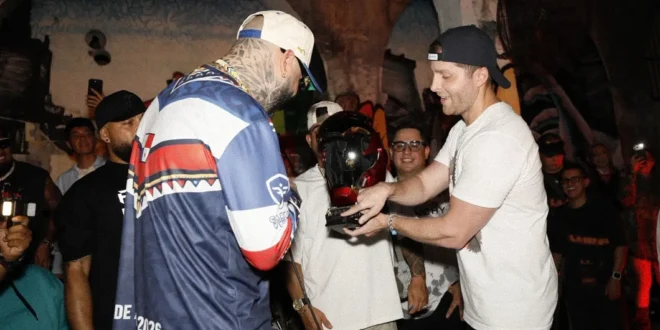 Mayer Mizrachi entregando la Llave de la Ciudad de Panamá al artista Farruko