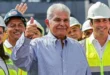 Presidente Mulino recorriendo las instalaciones del Puerto de Balboa con trabajadores panameños