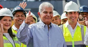 Presidente Mulino recorriendo las instalaciones del Puerto de Balboa con trabajadores panameños