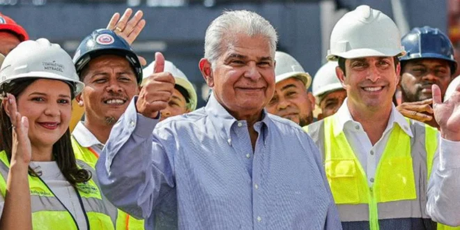 Presidente Mulino recorriendo las instalaciones del Puerto de Balboa con trabajadores panameños