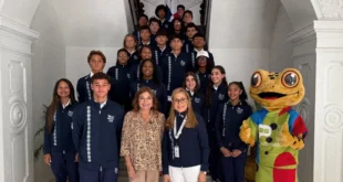 Atletas panameños junto a la Primera Dama Maricel Cohen de Mulino en la Presidencia