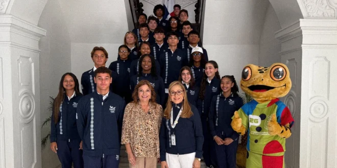 Atletas panameños junto a la Primera Dama Maricel Cohen de Mulino en la Presidencia