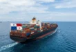 Buque de carga con bandera de Panamá navegando en aguas internacionales