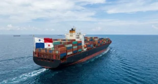 Buque de carga con bandera de Panamá navegando en aguas internacionales