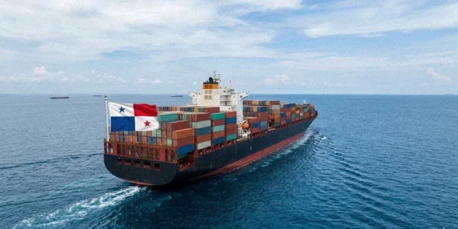 Buque de carga con bandera de Panamá navegando en aguas internacionales