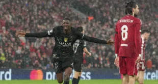 Ousmane Dembélé celebrando uno de sus goles con el PSG en Anfield ante el Liverpool