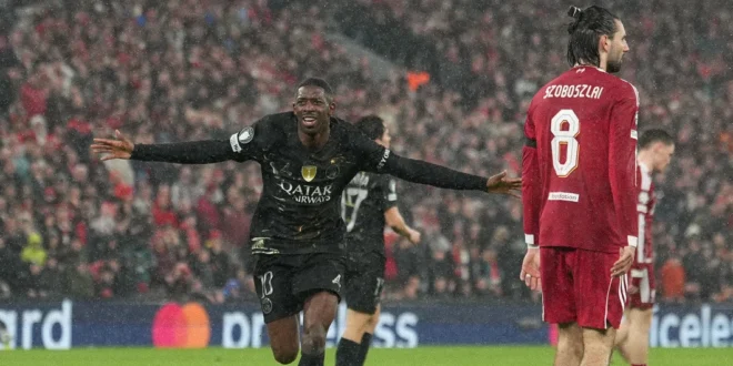 Ousmane Dembélé celebrando uno de sus goles con el PSG en Anfield ante el Liverpool