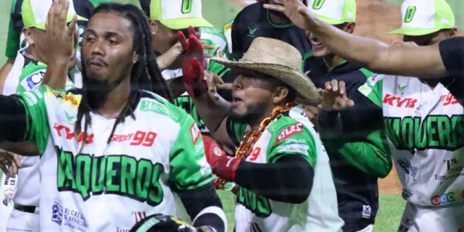 Jugadores de Panamá Oeste celebrando la clasificación en el Estadio Mariano Rivera