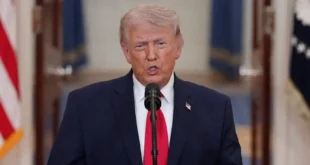 Donald Trump ofreciendo declaraciones a la prensa sobre el conflicto con Irán en la Casa Blanca.