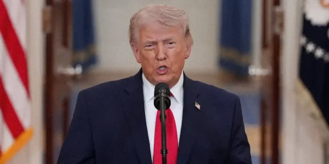 Donald Trump ofreciendo declaraciones a la prensa sobre el conflicto con Irán en la Casa Blanca.