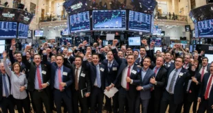 Operadores en la Bolsa de Nueva York celebrando nuevos máximos históricos tras noticias del estrecho de Ormuz