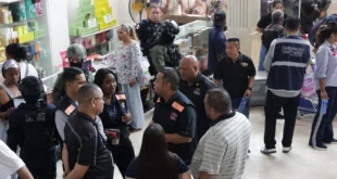 Agentes de ACODECO realizando inspección en local comercial por presunta publicidad engañosa