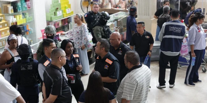 Agentes de ACODECO realizando inspección en local comercial por presunta publicidad engañosa