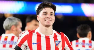 Julián Álvarez celebrando un gol, objetivo prioritario del Barcelona