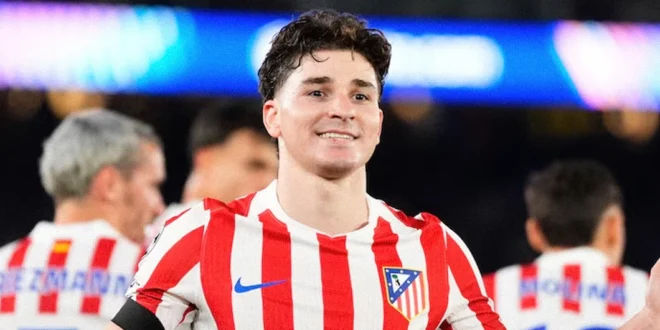 Julián Álvarez celebrando un gol, objetivo prioritario del Barcelona