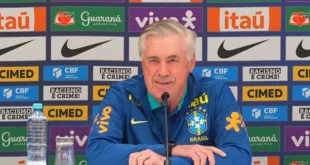 Carlo Ancelotti en una rueda de prensa analizando la situación de la selección de Brasil
