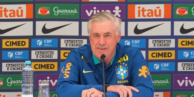 Carlo Ancelotti en una rueda de prensa analizando la situación de la selección de Brasil