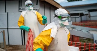 Personal sanitario trabajando en una zona de contención de Ébola en la provincia de Ituri