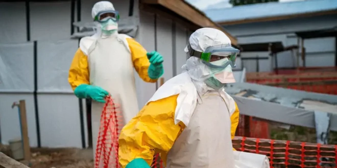 Personal sanitario trabajando en una zona de contención de Ébola en la provincia de Ituri