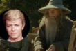 Ian McKellen caracterizado como Gandalf junto a una imagen de David Bowie