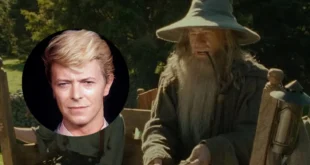 Ian McKellen caracterizado como Gandalf junto a una imagen de David Bowie
