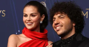 Selena Gomez y Benny Blanco en una aparición pública
