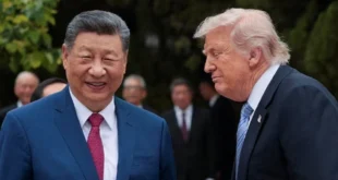 Donald Trump y Xi Jinping caminando por los jardines de Zhongnanhai en Pekín.