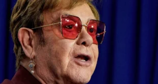 Elton John durante su discurso en los premios Ivor Novello en Londres advirtiendo sobre la inteligencia artificial