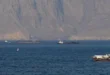 Buques de carga y petróleo navegando en una zona marítima estratégica bajo tensión geopolítica