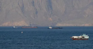 Buques de carga y petróleo navegando en una zona marítima estratégica bajo tensión geopolítica