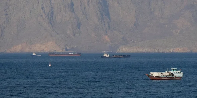 Buques de carga y petróleo navegando en una zona marítima estratégica bajo tensión geopolítica