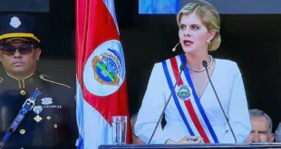 La presidenta de Costa Rica Laura Fernández durante su ceremonia de juramentación.