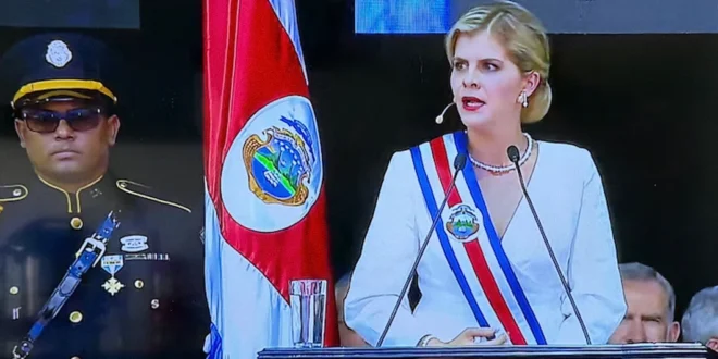 La presidenta de Costa Rica Laura Fernández durante su ceremonia de juramentación.