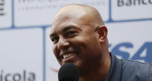 Mariano Rivera durante una entrevista sobre béisbol y fútbol panameño