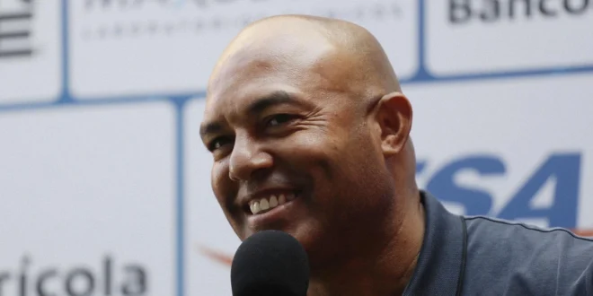 Mariano Rivera durante una entrevista sobre béisbol y fútbol panameño