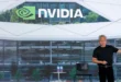 Jensen Huang, CEO de Nvidia, interactuando con su equipo de desarrollo de microchips e inteligencia artificial.
