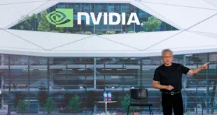 Jensen Huang, CEO de Nvidia, interactuando con su equipo de desarrollo de microchips e inteligencia artificial.