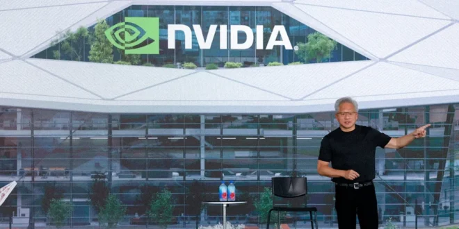 Jensen Huang, CEO de Nvidia, interactuando con su equipo de desarrollo de microchips e inteligencia artificial.