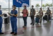 Personal sanitario realizando controles de vigilancia epidemiológica en aeropuerto de Panamá