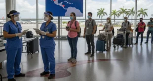 Personal sanitario realizando controles de vigilancia epidemiológica en aeropuerto de Panamá