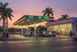 Estación de servicio en Panamá mostrando precios de combustible actualizados