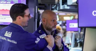 Operadores financieros trabajando en la Bolsa de Nueva York durante una jornada de récords históricos.
