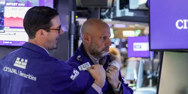 Operadores financieros trabajando en la Bolsa de Nueva York durante una jornada de récords históricos.