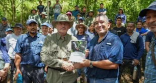 Ministro Navarro, personal técnico y voluntarios realizando labores de reforestación en el Parque Nacional Soberanía