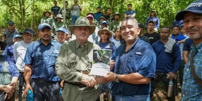Ministro Navarro, personal técnico y voluntarios realizando labores de reforestación en el Parque Nacional Soberanía