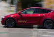 Vehículo autónomo Tesla Cybercab circulando en entorno urbano