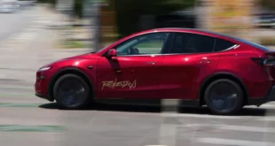 Vehículo autónomo Tesla Cybercab circulando en entorno urbano