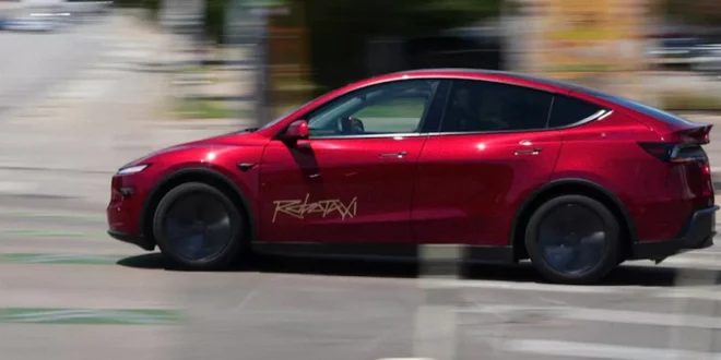 Vehículo autónomo Tesla Cybercab circulando en entorno urbano