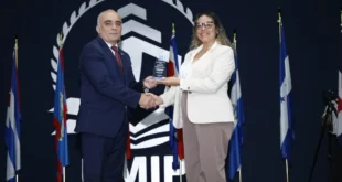 Autoridades de la UMIP durante el evento de reconocimiento al liderazgo femenino en el sector marítimo.